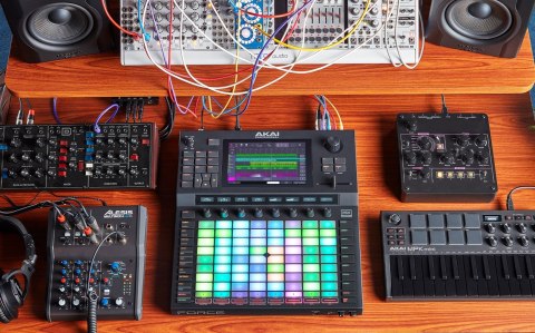 AKAI FORCE - Samodzielny system produkcji muzycznej AKAI FORCE - Samodzielny system produkcji muzycznej