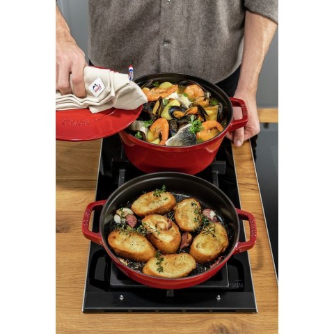 Zestaw 3 naczyń żeliwnych z pokrywką STAUB 40508-387-0 - czerwony 24 cm Zestaw 3 naczyń żeliwnych z pokrywką STAUB 40508-387-0 - czerwony 24 cm