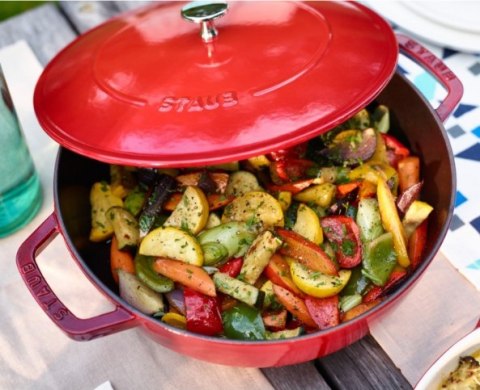 Głęboka patelnia do duszenia z pokrywką Staub - 28 cm, Czerwony Głęboka patelnia do duszenia z pokrywką Staub - 28 cm, Czerwony