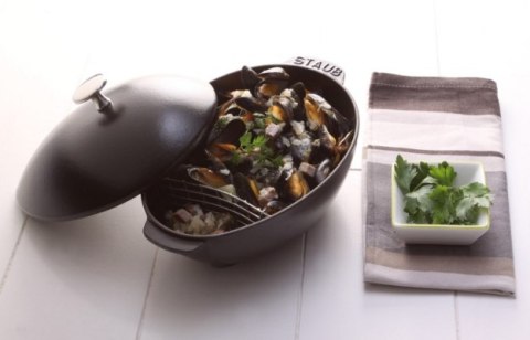 Garnek żeliwny owalny małż Staub - 2 ltr, Czarny Garnek żeliwny owalny małż Staub - 2 ltr, Czarny