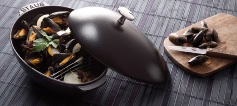 Garnek żeliwny owalny małż Staub - 2 ltr, Czarny Garnek żeliwny owalny małż Staub - 2 ltr, Czarny