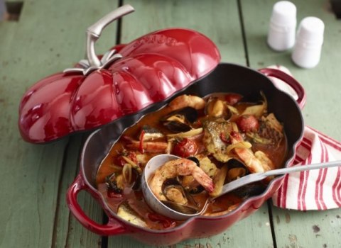 Garnek żeliwny owalny pomidor STAUB 40511-774-0 - czerwony 2.5 ltr Garnek żeliwny owalny pomidor STAUB 40511-774-0 - czerwony 2.5 ltr