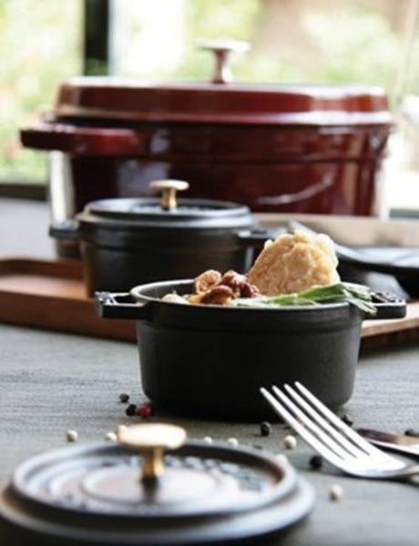 Garnek żeliwny okrągły Staub - 5.2 ltr, Grenadynowy Garnek żeliwny okrągły Staub - 5.2 ltr, Grenadynowy