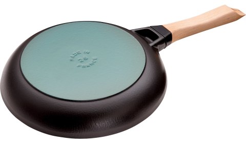 Patelnia żeliwna z drewnianym uchwytem Staub - 28 cm Patelnia żeliwna z drewnianym uchwytem Staub - 28 cm