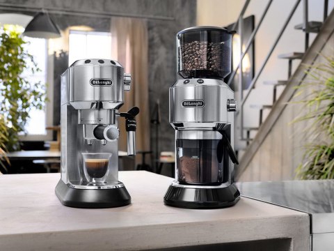 Ekspres kolbowy DeLonghi Dedica Style EC 685.M (1350W; kolor srebrny) (WYPRZEDAŻ) Ekspres kolbowy DeLonghi Dedica Style EC 685.M (1350W; kolor srebrny) (WYPRZEDAŻ)